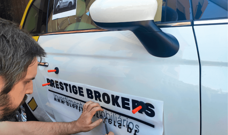 Aplicação de vinil autocolante em viatura prestige brokers