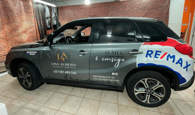 carro com publicidade da remax