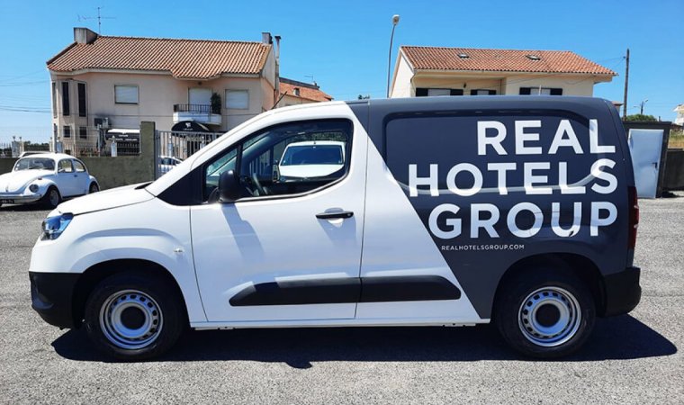 Aplicação de vinil à cor em frota com publicidade