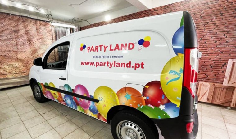 Publicidade em carrinha da empresa partyland