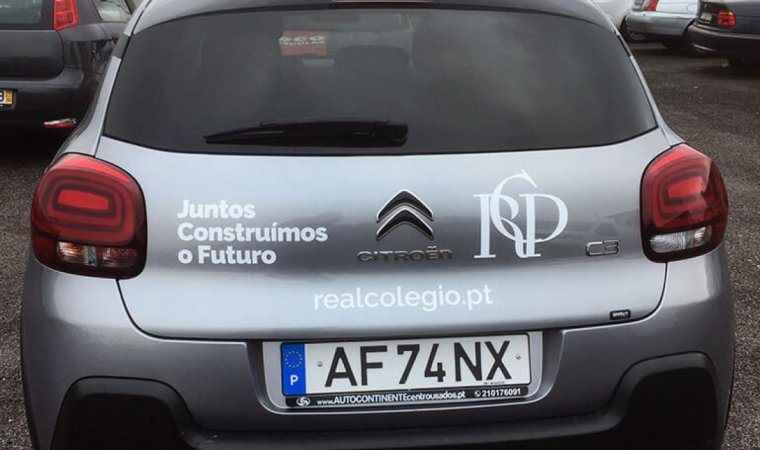 Decoração automovel com vinil de recorte branco
