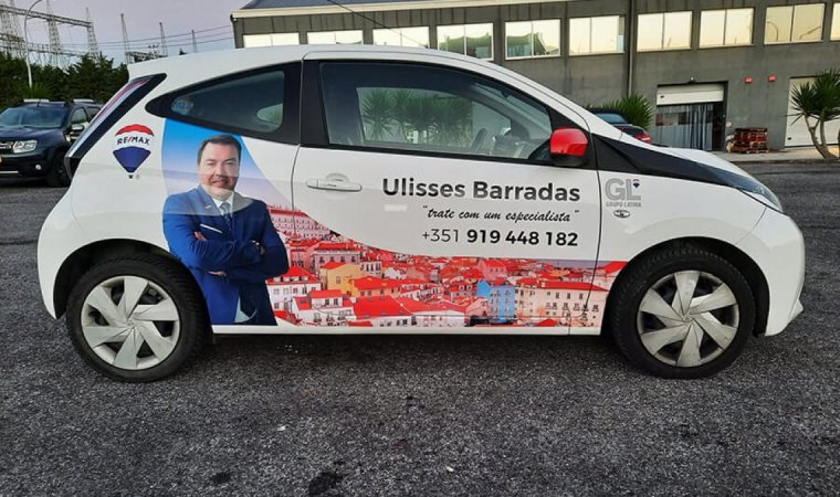 Viatura decorada com vinil autocolante na zona de Lisboa