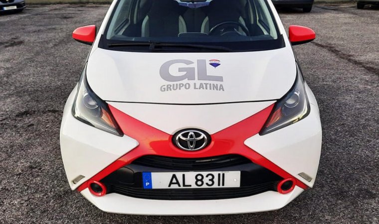 Decoração de viaturas remax toyota aygo