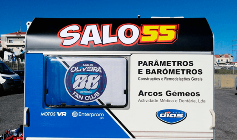 Traseira MotorHome com decoração em vinil de gama profissional de viatura