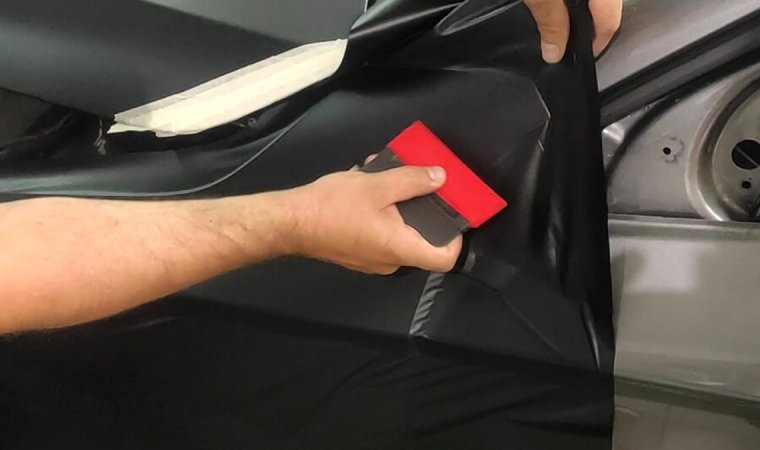 Aplicação de vinil preto  mate em Mercedes CLasse A