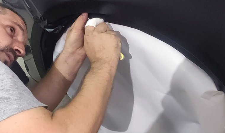 Modo de aplicação de vinil preto mate em viatura