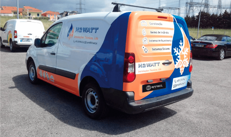 Viatura comercial H2Watt com publicidade