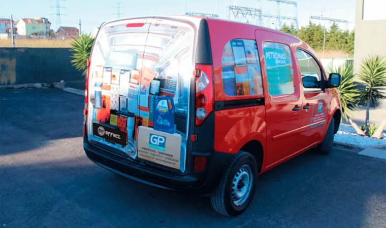 Comunicação de grande formato para carros
