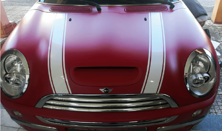 Decoração de viaturas com riscas brancas em mini cooper