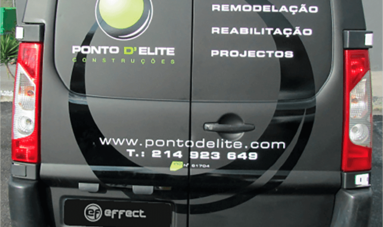 Decoração de uma viatura com vinil polimérico