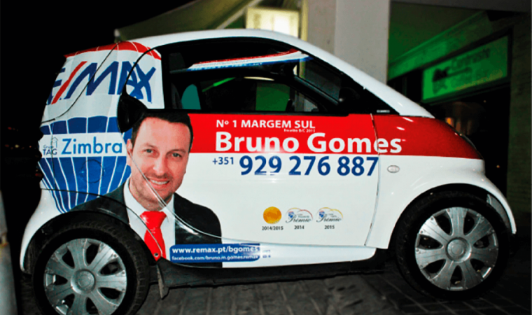 Carro com publicidade da remax na zona de lisboa