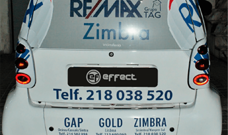 Viatura com publicidade da remax