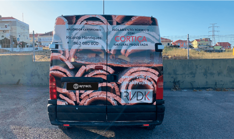 Vinil autocolante aplicado em furgão