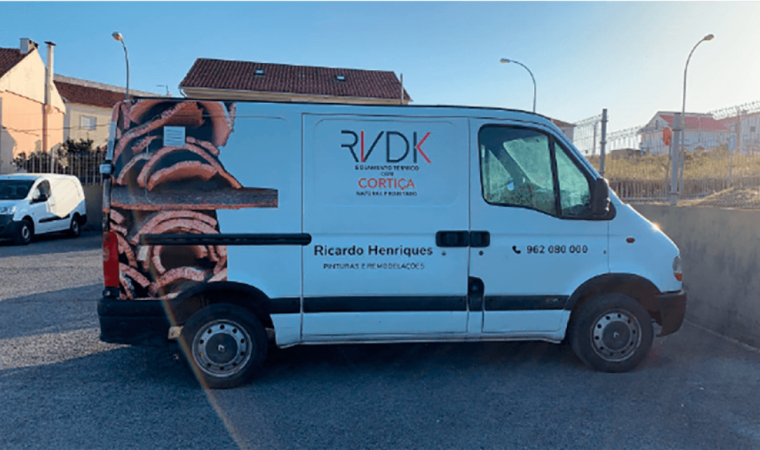 Vinil polimérico impresso para publicidade em viatura da RVDK