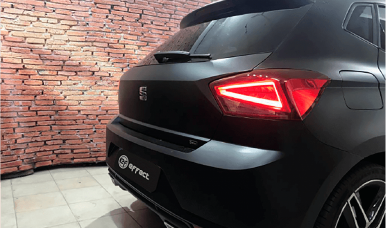 Carwrap viatura com vinil preto mate