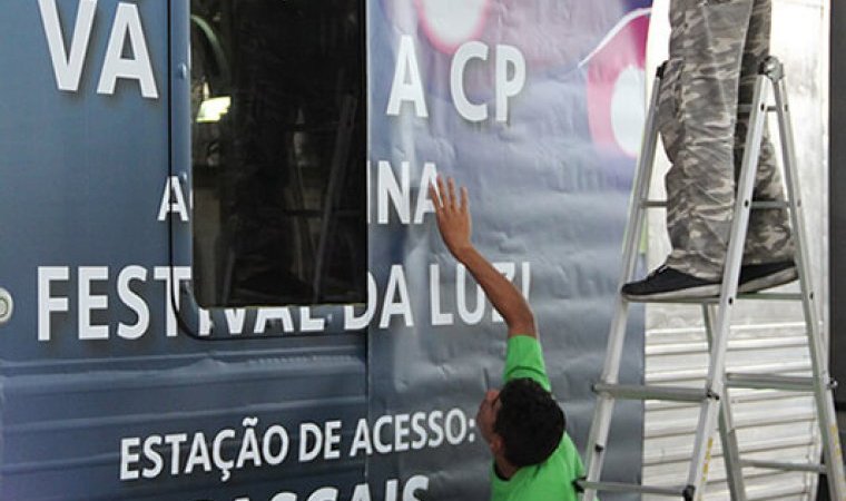 Carruagem da CP decorada com publicidade