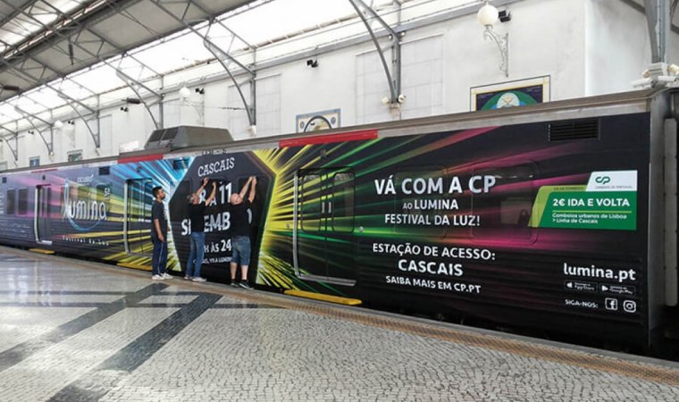 Aplicação de vinil autocolante numa carruagem CP 