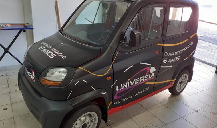 Decoração de viatura de Escola de Condução Universia