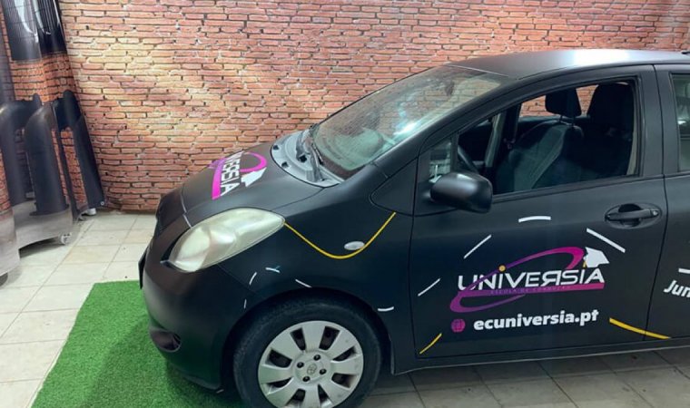 Viatura Escola de Condução Universia com publicidade 