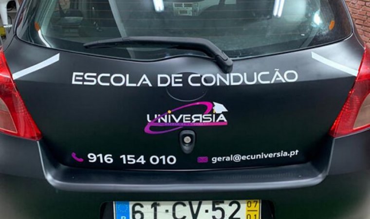 Traseira de viatura Escola de Condução Uiversia decorada