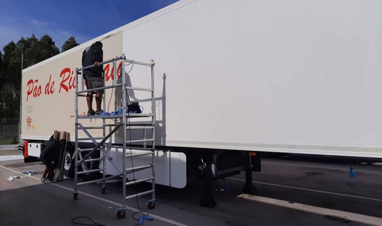 Modo de aplicação de vinil de viatura em galera de camião