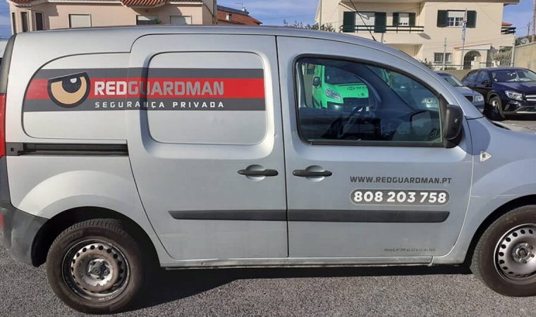 Publicidade em carros da empresa de segurança redguardman