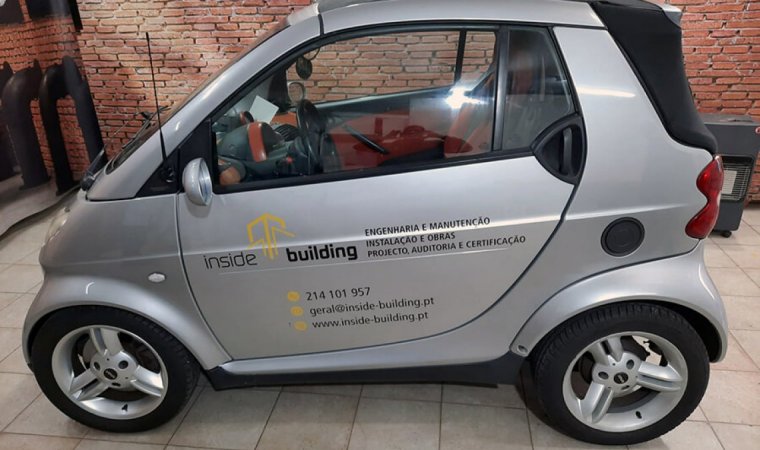 Publicidade em carro smart para a empresa inside building