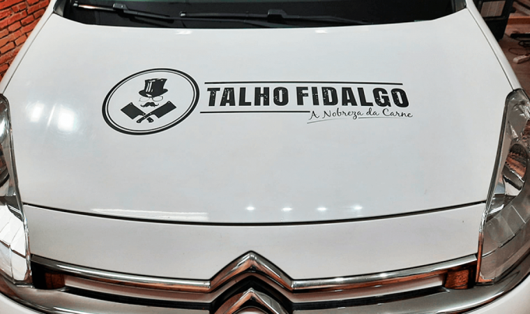 Frente de carrinha com publicidade Talho Fidalgo