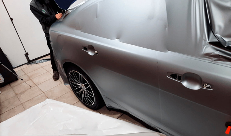 Montagem de vinil em Jaguar XE