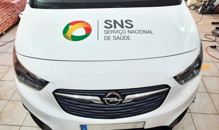 Publicidade em carros da sns para identificação